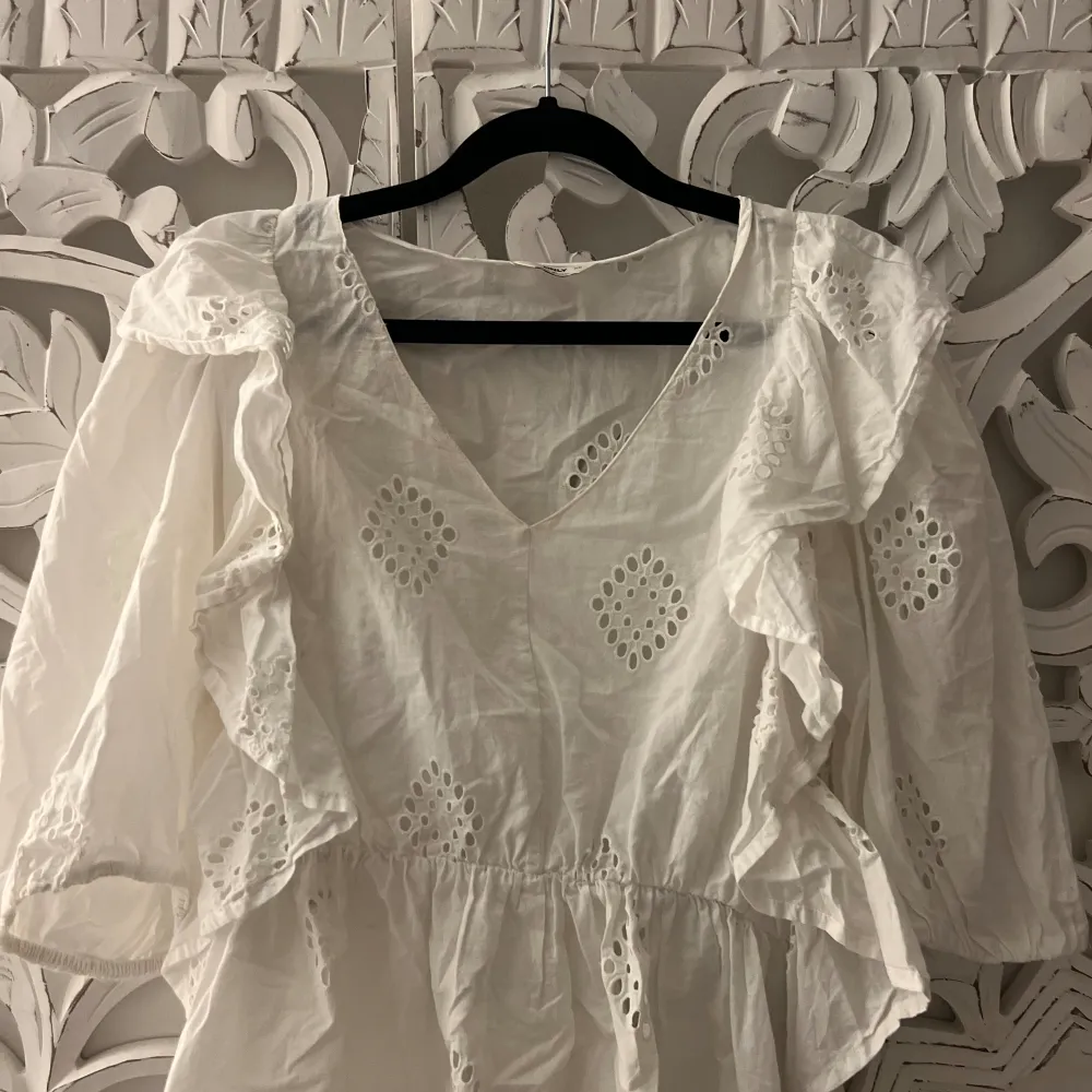 Säljer min jätte fina volang topp från ONLY, andvänt ett fåtal gånger. Jätte fint skick, i storlek xs köpte för 399 💗💗☀️. Puserot.