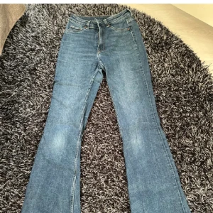 Jeans  - Säljer mina jeans då jag har slutat använda dem💕 har inte använt dem så mycket så de finns inga tecken på användning 💕 