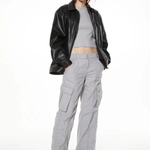 Gråa cargobyxor, H&M, Dam strl 38 - Nästan som nya. Inga fläckor osv. Og pris 200+ frakt säljs dock för 170kr plus eventuell gratis frakt ( skriv till mig innan)