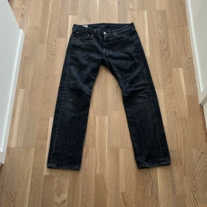 Levi’s 501 - Säljer nu ett par sjukt snygga Levi’s 501 som ej har kommit till någon användning alls! Köpta på Carlings för 1099kr men har tyvärr inte kvitto kvar dock. Storlek: W31 L30 | Mitt pris: 299. Hör av dig för frågor eller mer bilder🙌🏼