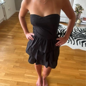 Volangklänning.  - Säljer denna söta svarta volangklänningen. Storlek S. Fint skick. ANVÄND KÖP NU❤️❤️