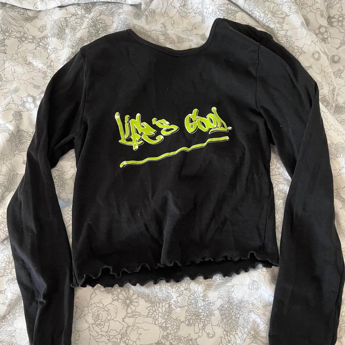 Svart croppad tröja med grön print  - 90