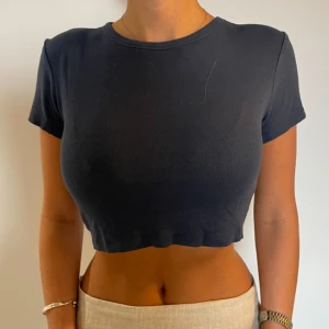 Mörkblå croptop - Mörkblå i grå nyans croppad tshirt från Zara i mjukt tshirt material. Så fin😊