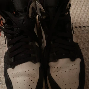 Jordan 1 Mid purple  - Storlek 43, använt en del och är lite slitna men funkar fortfarande utmärkt