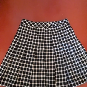 rutig kjol bara andvänd några gånger - svart och vit rutig kjol. bara andvänd några gånger