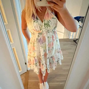 Klänning - Super fin färgglad klänning från hm 🥰 