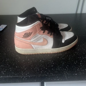 Jordans 1 mid - Skor jag har haft ett tag som jag inte använder längre, köpte dem för 3 år sen ungefär och tänkte sälja dem, skicket är 5/6 av 10 och ville ba tjäna snabba cash, pris kan diskuteras
