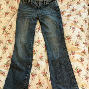 Jeans från SIS by sisters - Lågmidjade och utsvängda jeans från SIS by sisters🌸 midja tvärsöver: 34 cm  innerben: 73 cm lårbredd: 23 cm Köpta på plick, lite slitage längst ned på ena benet och några små fläckar som inte går bort men bara syns på insidan men annars bra skick!❤️