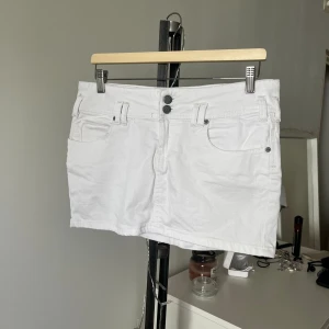 Lågmidjad vinted jeanskjol  - Köpte här från plick men tyvärr var den för stor💕Skriv för mått osv, möts i sthlm  och fraktar