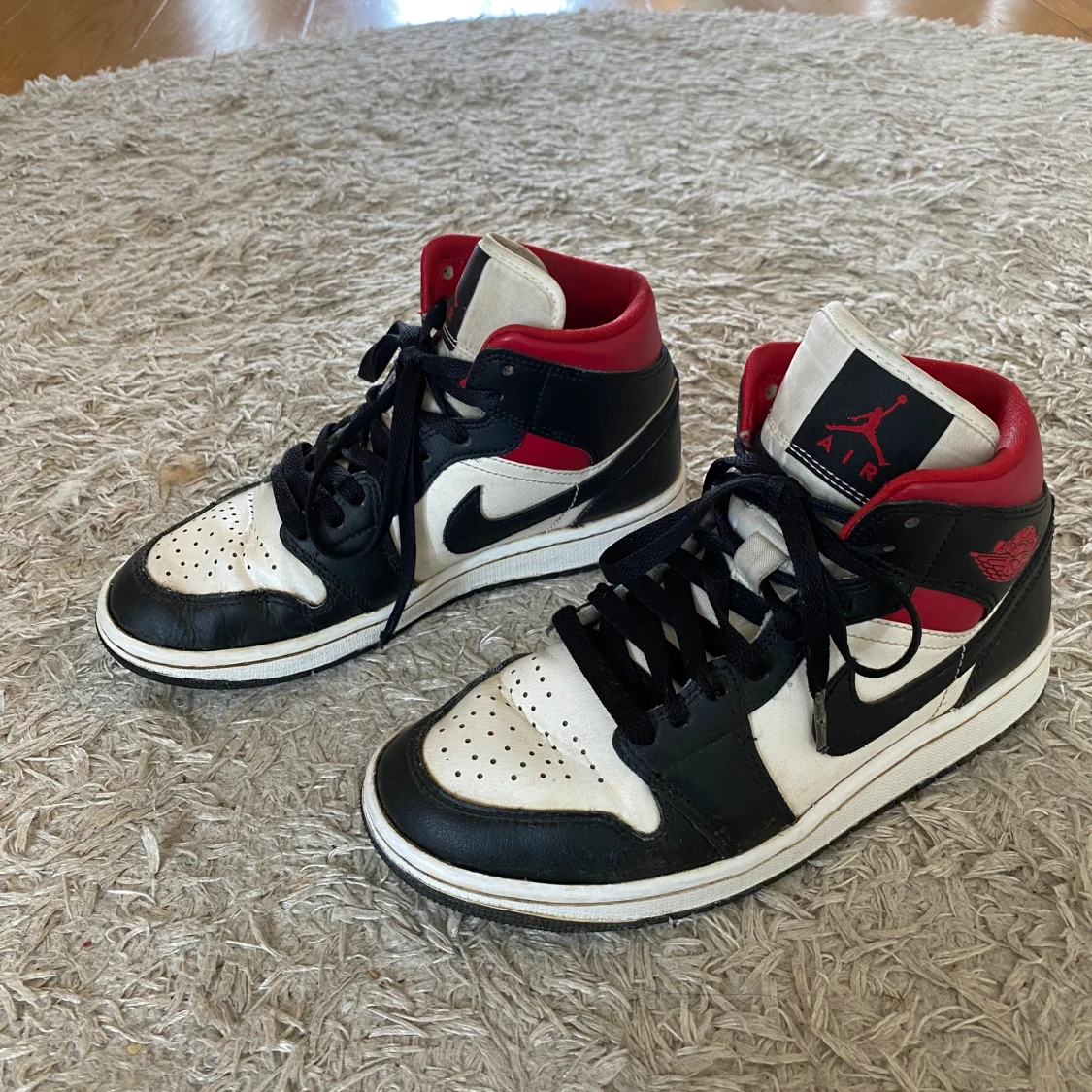 Skor air jordans 1 mid 