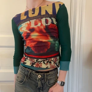 Mörkgrön grön graphic tryck mesh topp blomma  - Vintage mörkgrön / ljusgrön mesh tröja med trekvartslånga ärmar och SÅ najstryck på framsidan med bred ringning🌠🧞‍♂️