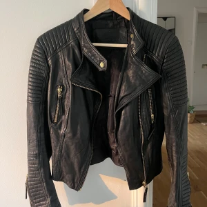 Primeboots skinnjacka - Begagnat skick, fin framifrån och bakifrån men har slitningar på underarmen dock inget som syns när man har på sig jackan. Nypris 4500kr