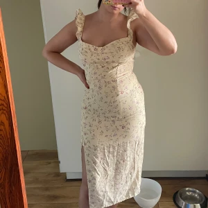 Blommig klänning - Så himla fin, aldrig använd så säljer därför vidare🌸