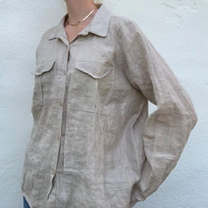 Somrig skjorta  - Oversized skjorta i superfint material