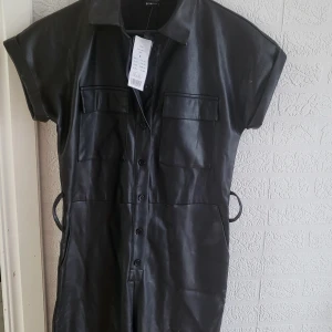 Jumpsuit från Ginatricot.  - Helt oanvänd bara legat längst in i garderoben, det är en skin jumpsuit som är från den tiden när bianca ingrosso frontade för Ginatricot.