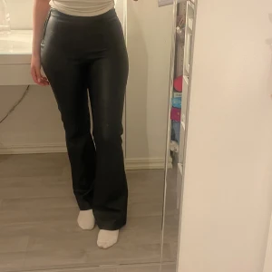 Skinnbyxa - Skinnbyxa från ginatricot använd ca 2 gånger, var inget fan. Storlek S jag betalar frakt för varor över 350kr, passa på att ta fler plagg så spara du pengar👍 priset går att diskuteras.