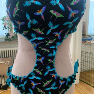 Calzedonia bikini/baddräkt - Helt ny bikini/baddräkt från Calzedonia från 2016 års kollektion. Enligt mig den snyggaste kollektionen. Det är en baddräkt  men där topp och trosa sitter ihop fram bara.