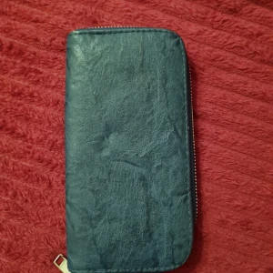 Blå plånbok  - Blå plånbok i bra skick, den är sparsamt använd  