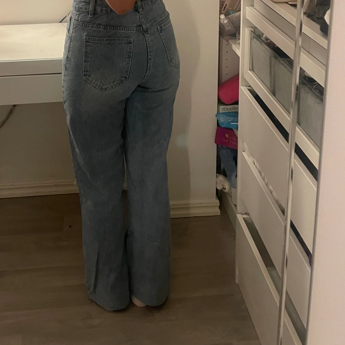 Blå straight slitna jeans - 91