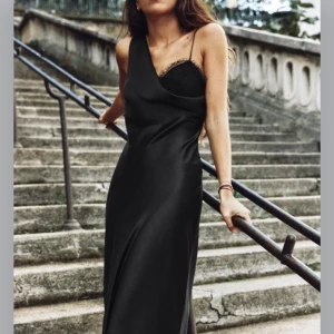 Svart långklänning  - Svart långklänning med spets detalj! Använd 1 gång