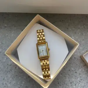 Säljer klocka från mockberg i guld med urtavla 19*22mm. Armbandslänken är justerad men finns så att du kan ändra tillbaka den. Box och satin påse medföljer😊pris går att diskutera 