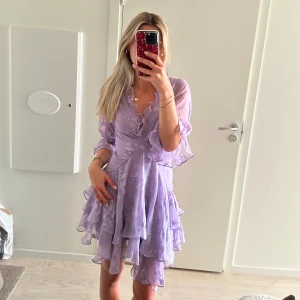 Volangklänning - Superfin volangklänning i strl 34! Endast använd 1 gång! Den är alltså i toppenskick! Perfekt nu till sommaren!🌸 Nypris: 529kr
