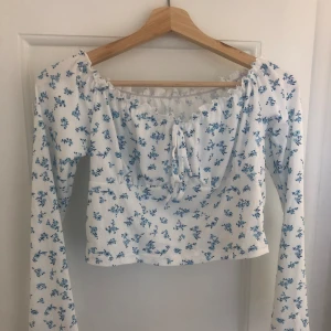 Blommig topp  - Blommig somrig topp i storlek M. Aldrig använd då den inte passar mig.