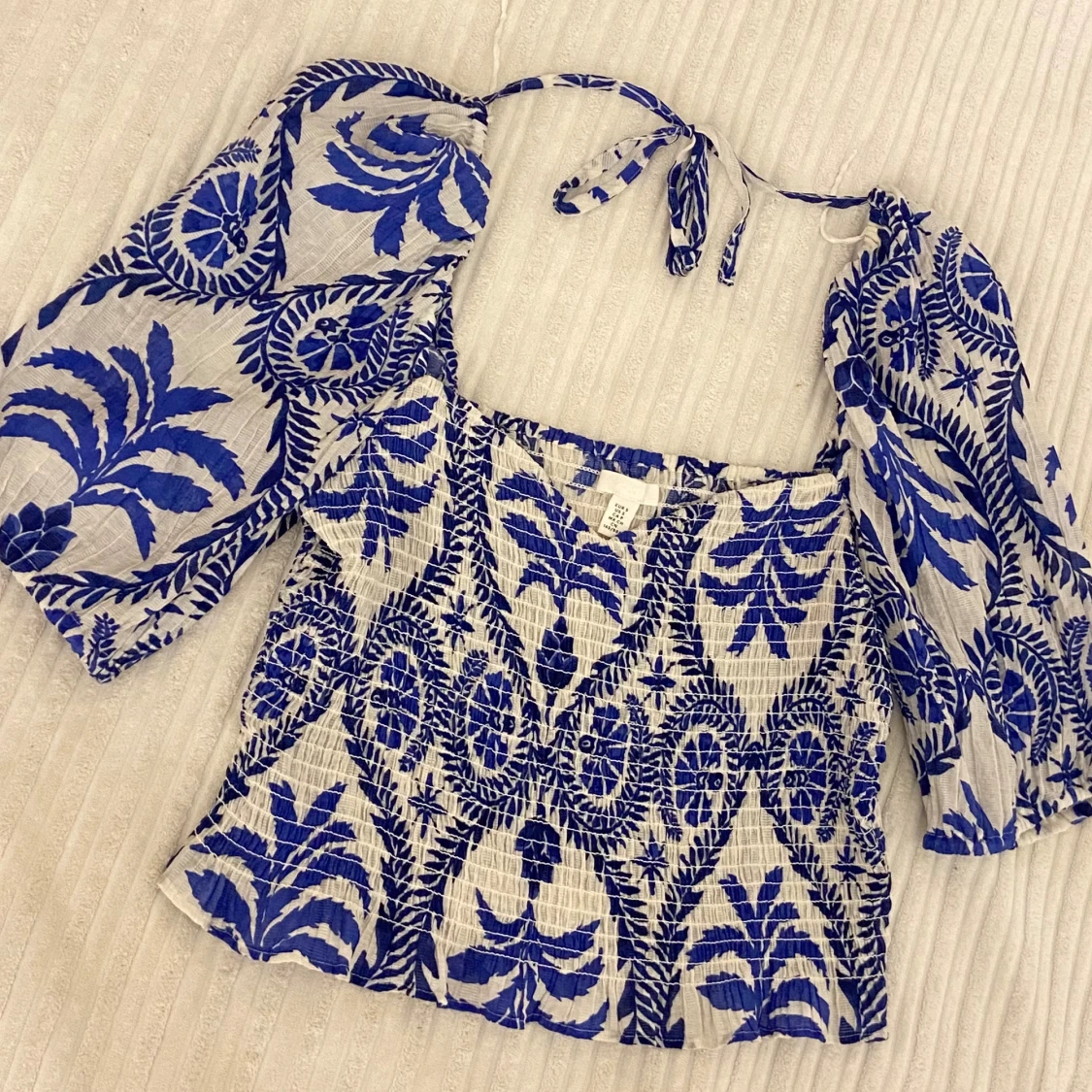 Smockad blus med puffärmar ☀️