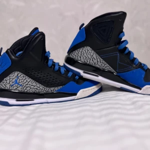 Retro 2014 Nike Jordan Flight 45 GS  - I bra skick, går bra  för både killar och tjejer. Storlek 39