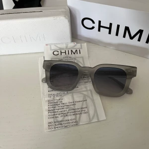 Chimi 04 - Jag ska nu sälja mina chimi 04, grey/frosted blue då de tyvärr är för små. Mycket bra skick och använda fåtal gånger.   Inga repor på glaset och inga andra defekter. Bild på kvitto, påse, förpackning finns och det skickas med när jag säljer de.  