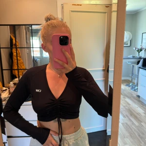 Träningströja  - Träningströja från icaniwill (ICIW), i stl S. Använd några gånger men mycket bra skick. Man kan välja hur kort den är med snöret!