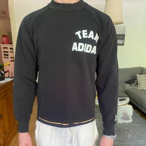 Adidas collegetröja  - Svart Adidaströja, knappt använd.  Stl small. Lappen i nacken bortklippt pga skav. 