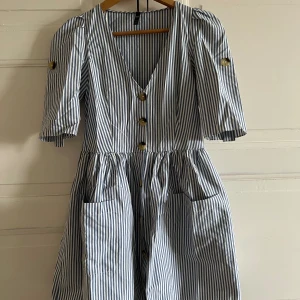 Randig sommarklänning - Randing sommrklänning från ZARA. Fint skick! 