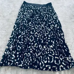 En fin och gullig kjol som passar året om!  Storlek:40 Färg svart med blå gråa leopard fläckar! 🩷🐆