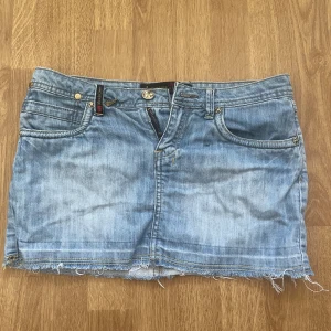 Jeanskjol - Jeanskjol superfin men dragkedjan är sönder annars bra skick midjemått 36*2 och längd 30cm 