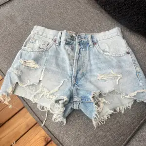 Jätte söta zara shorts köpta här på Plick (lånade bilder) fråga gärna om fler bilder (En liten splitt på ena benet men inget man tänker på) 