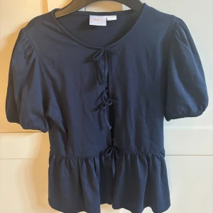 Blus - Jättefin blus från Gina, köpt för två dagar sedan men passade inte mot riktigt tyvärr… den är helt ny aldrig använd som sagt. Passar xs. Storlek 146/152 i den. Pris kan diskuteras. 