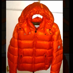 Moncler Maya Orange - Moncler maya orange  Stl. 4 Tags ingår 2989