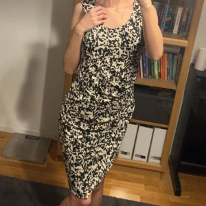 Vila klänning -  Vacker vardagsklänning Helt ny och oanvänd passar perfekt nu till sommaren🥰