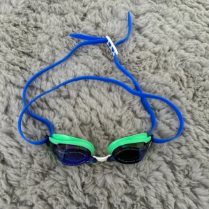 Tävlings simglasögon  - Helt nya och oanvända speedo mirror simglasögon till träning och tävling! Säljer eftersom jag vunnit de och inte själv bevöhver de💞 Köparen står för frakten☺️