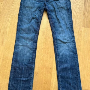 Los waist jeans - Jättefina straight jeans som tyvärr inte kommer till användning så mycket. Väldigt bra skick, inga slitningar💕 