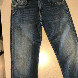 Säljer dessa feta Replay Anbass jeans| De är i mycket bra skick| bredd 28, längd 30| skriv vid minsta fundering.