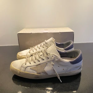 Golden goose skor - Hej. Säljer nu mina jättefina golden goose i skick 8,5/10. Vid köp kommer box och skorna med.  Pris är inte hugget i sten! Mvh/reselluxe