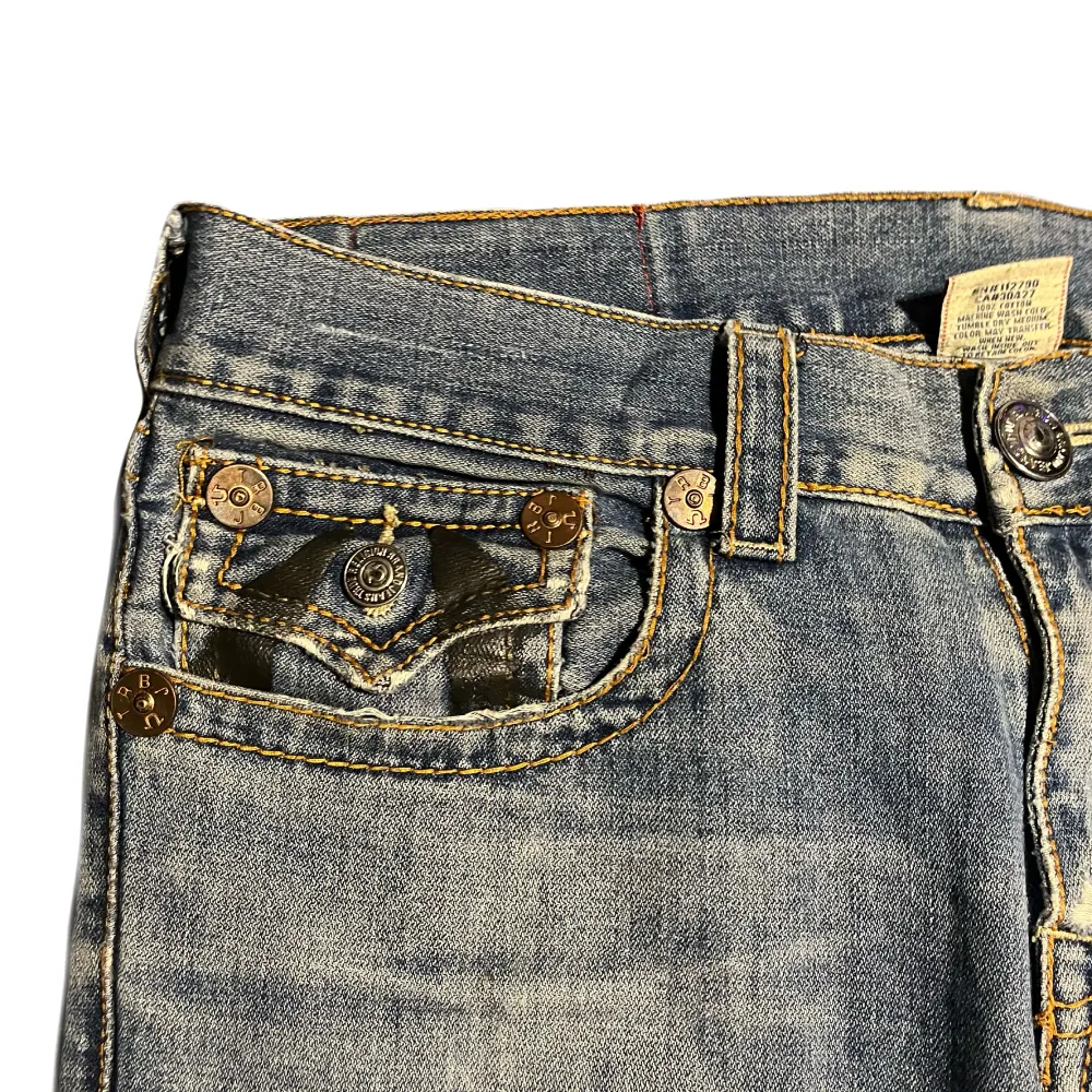 Storlek 32 flaired/straight jeans, använda men bra skick för att vara ett vintage par. Ändå hålet dem har är ditsatt där med meningen av designen på ena framlåret. . Jeans & Byxor.
