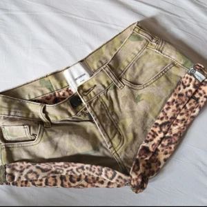 Oneteaspoon gröna leopard shorts  - Sjukt snygga shorts från one teaspoon som tyvärr är för stora. Shortsen är i storlek XSS/XS men skulle påstå att de sitter som S åtminstone.