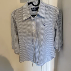 Skjorta Ralph lauren - Väldigt fin skjorta från polo Ralph lauren.  Den är i storlek medium för dam men känns som xs. 