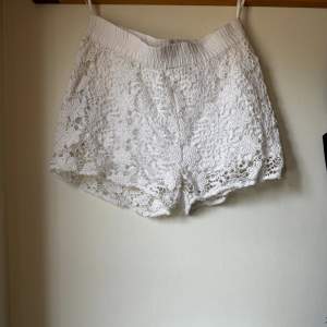 Vita virkade shorts från mango, storlek 164, typ aldrig använda