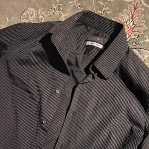 Super fin vintage skjorta som är randig i grått och svart i bra kondition, pris går att diskuteras 💕