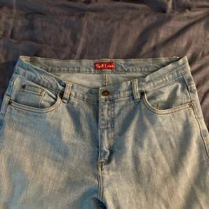 Säljer mina skit snygga jeans 💗Dom var straight förut men jag sydde din till utsvänga/bootcut dom är lite lågmidjade och säljer så som e lite för små💗