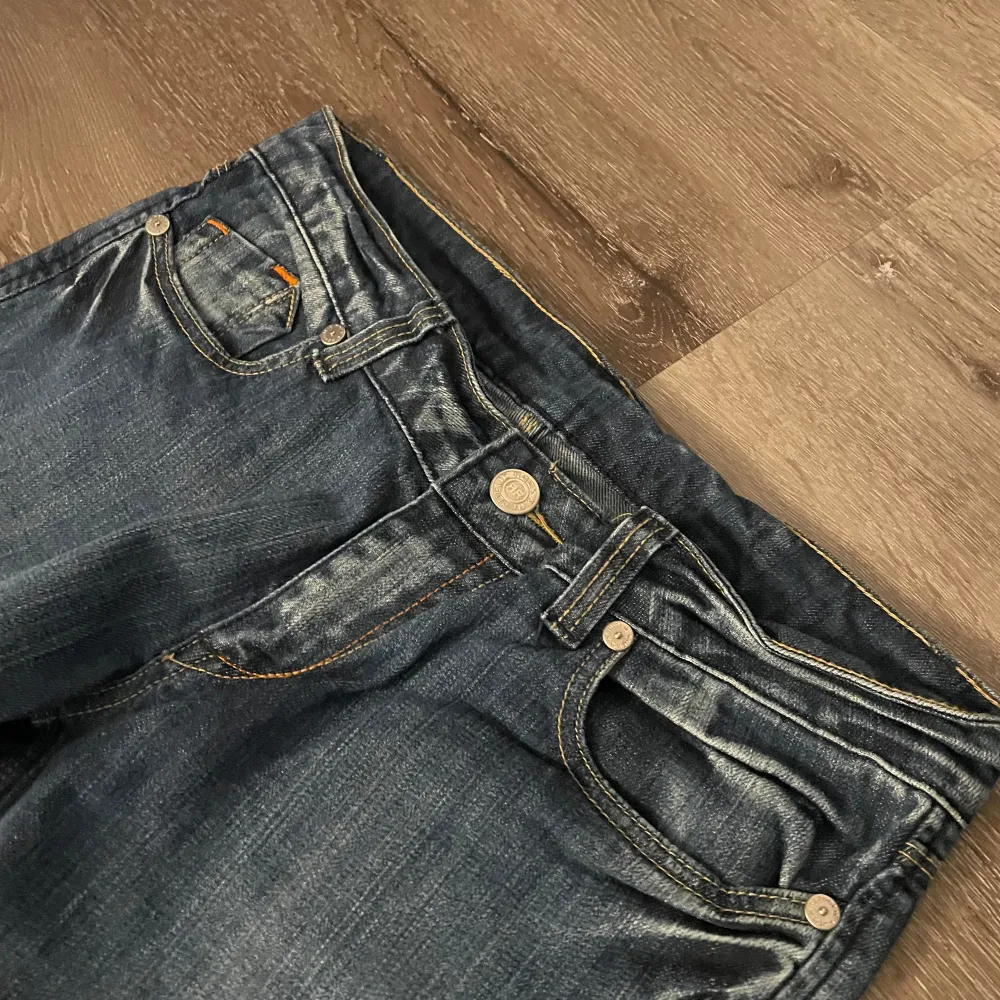 Victoria Beckham for rock & republik lågmidjade jeans! Helt nya och skitsnygga men tyvärr inte min storlek längre 😔💕 Verkligen dröm jeans! Skriv för fler bilder/frågor och pris kan diskuteras, kan sänkas! Nypris 1400kr nu 900kr❤️ . Farkut & Housut.
